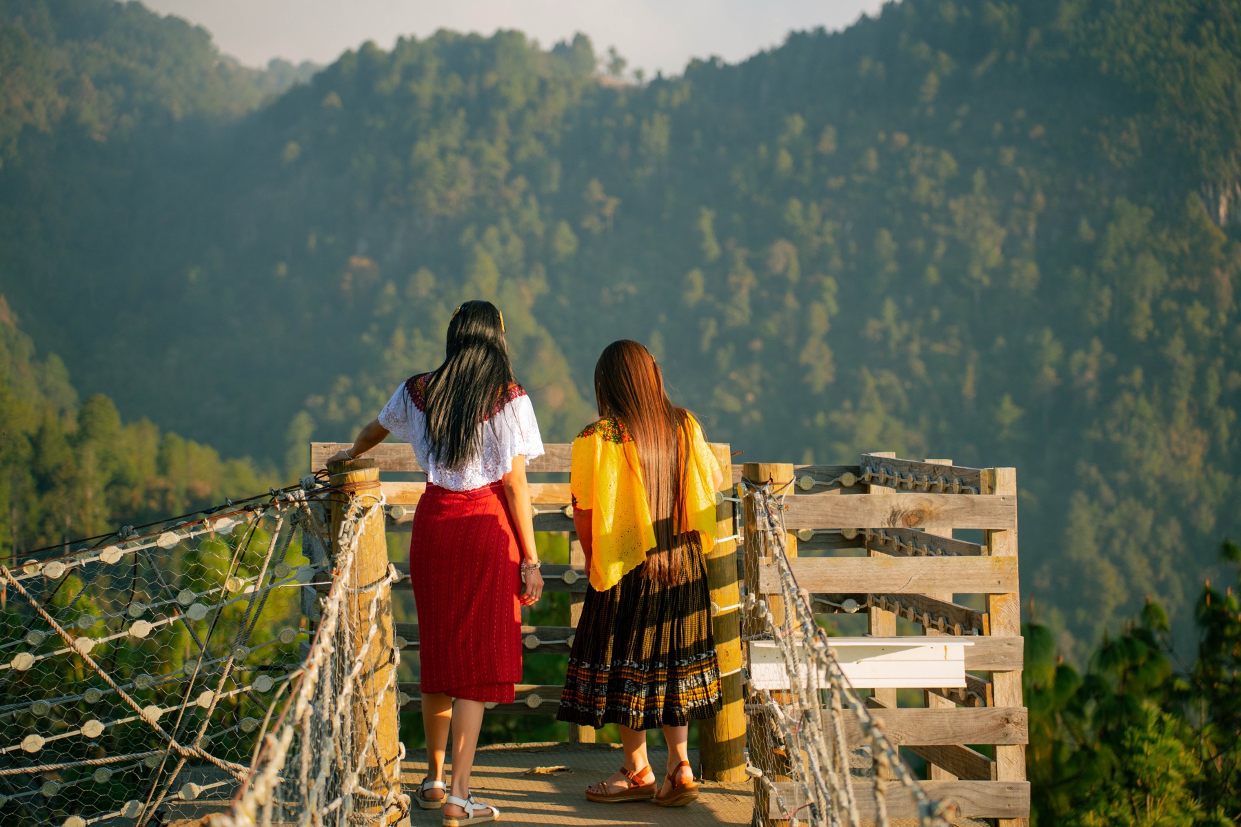 Visitantes disfrutan la vista de las montañas desde el mirador Xwan