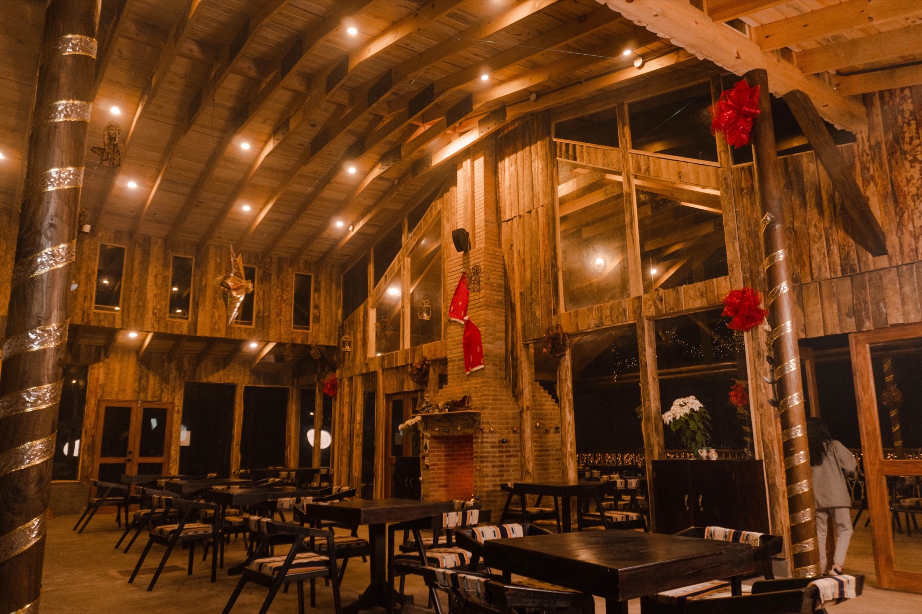 Interior de madera del restaurante Xwan